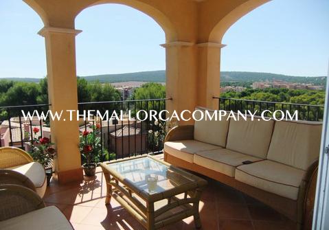 Spacious penthouse with views up to the sea in Santa Ponsa
