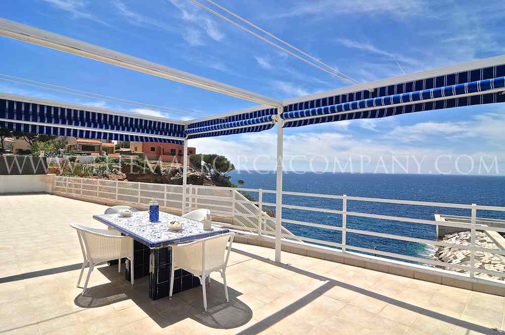 Mediterranean style villa in 1st line to the sea with amazing views