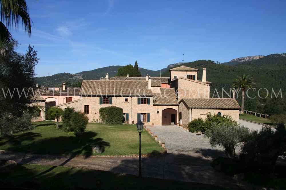Impressive Mansion in the heart of the Tramuntana in Esporlas