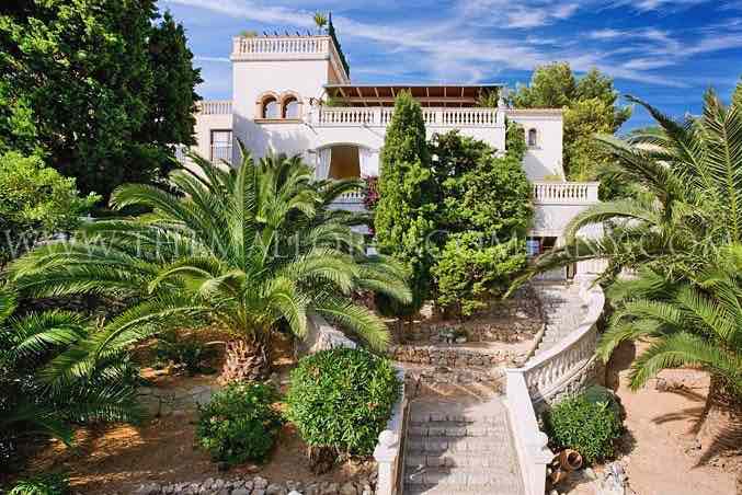 Mediterranean style estate with various apartments in Cala Mayor
