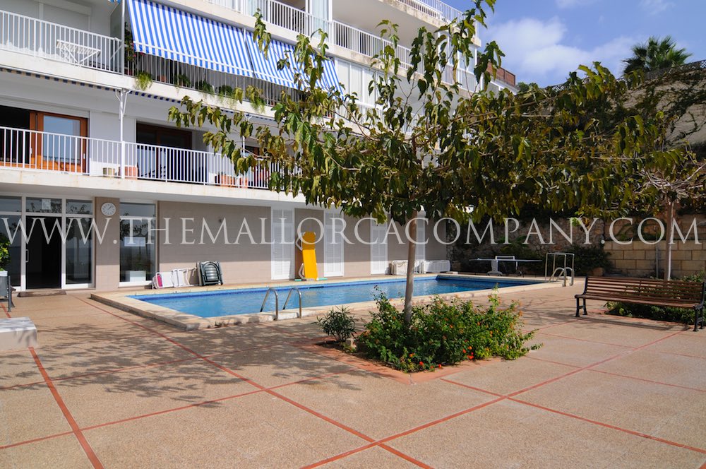 Frontline apartment for rent in Cala Mayor
